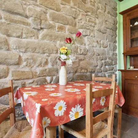 Nyaraló In With Pool & Apecchio